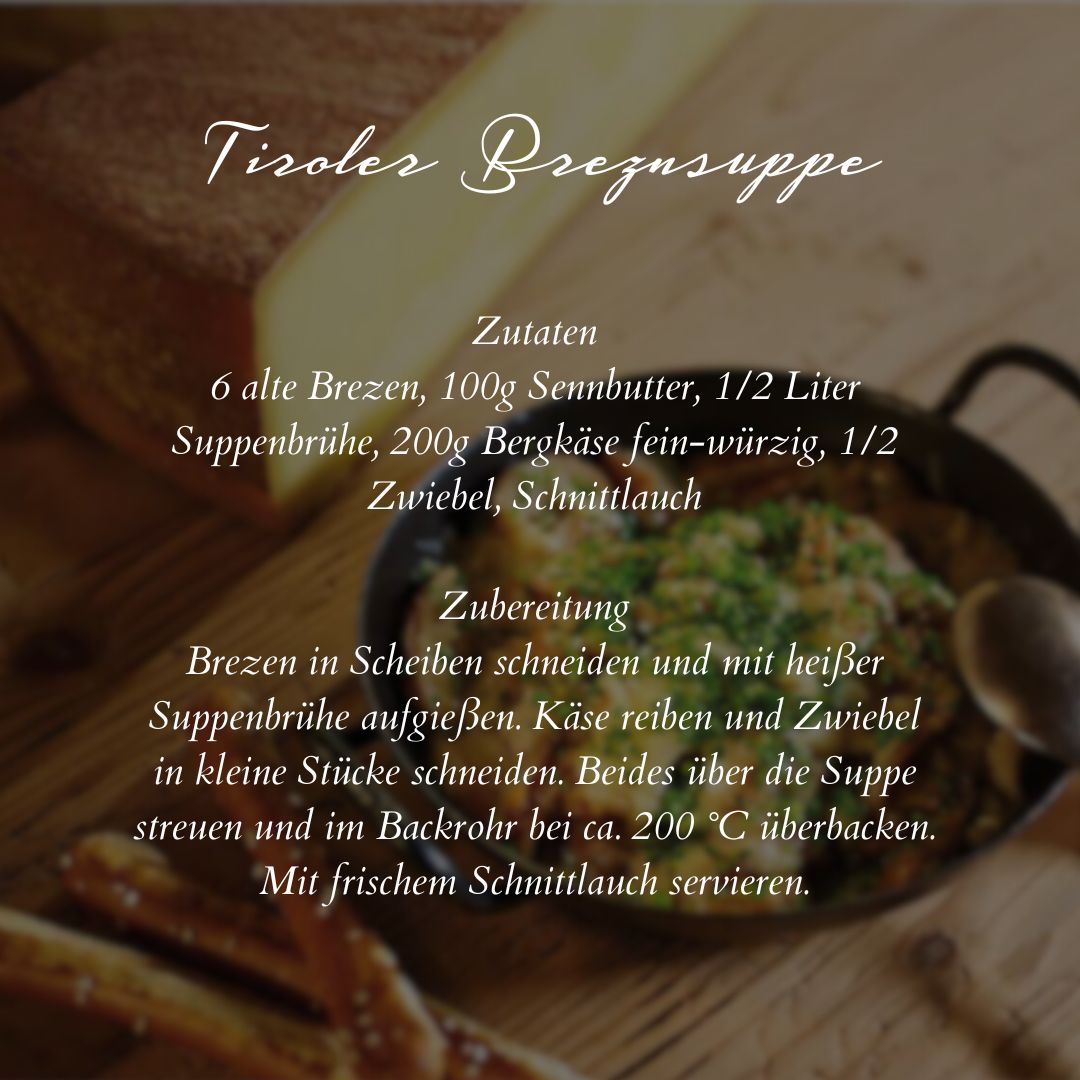 Graukäse mit Zwiebeln, Gewürzen und Öl auf schwarzem Hintergrund mit Rezepttext.