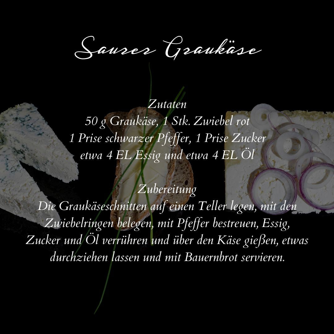 Graukäse mit Zwiebeln, Gewürzen und Öl auf schwarzem Hintergrund