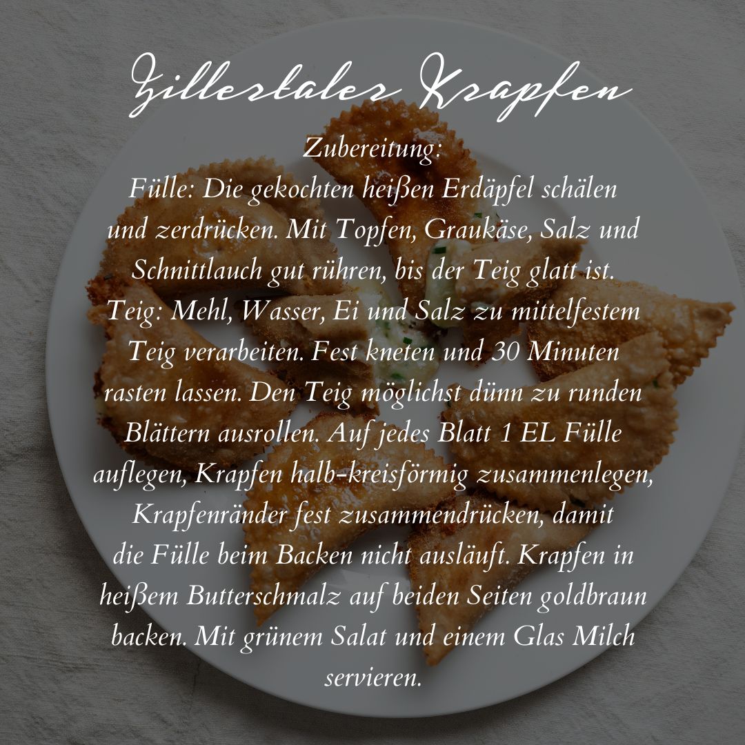 Zwei gebratene Zillertaler Krapfen mit Erdäpfelfüllung auf grauem Teller mit Rezepttext.