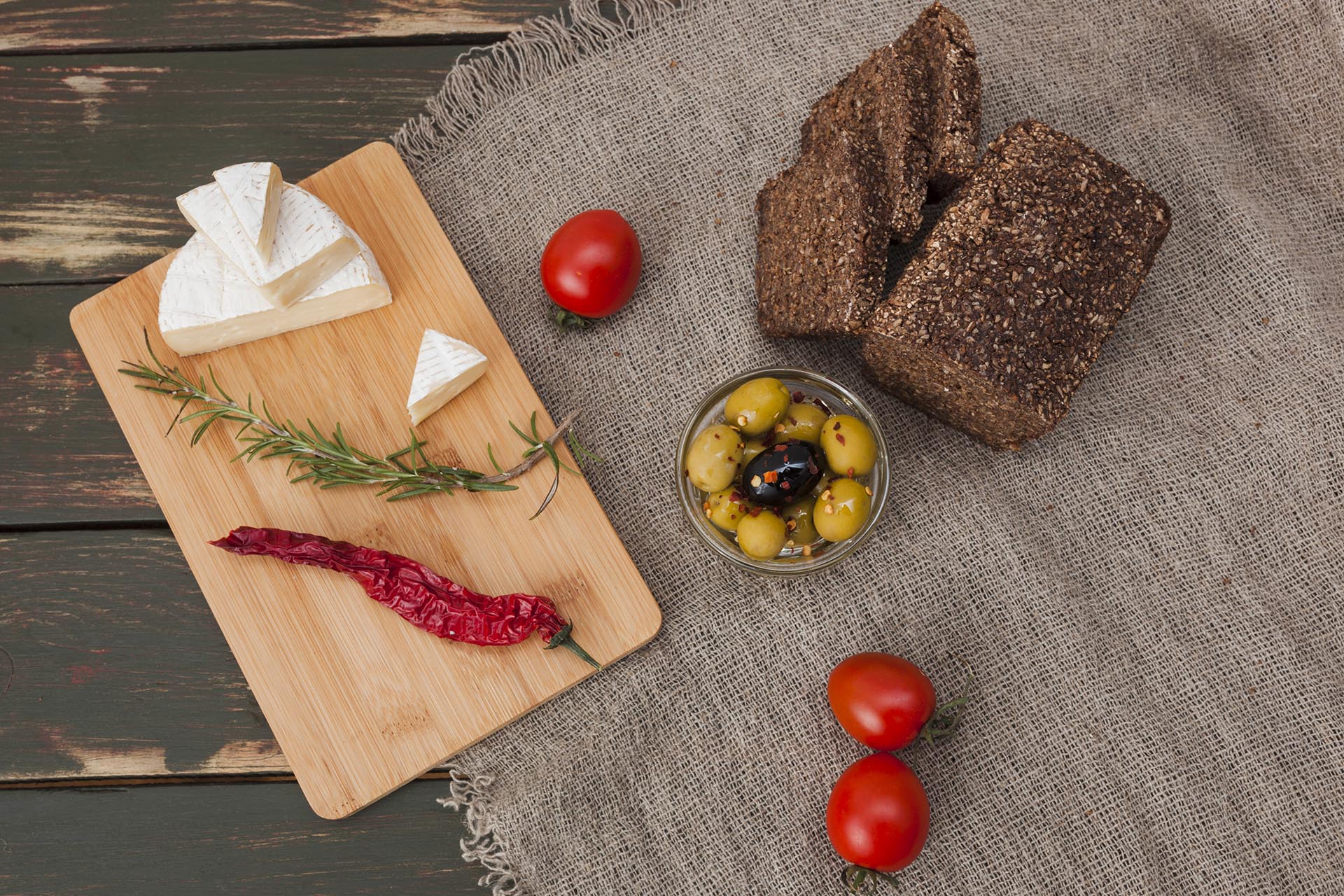 Jausnbrettl mit Frischkäse und Brot