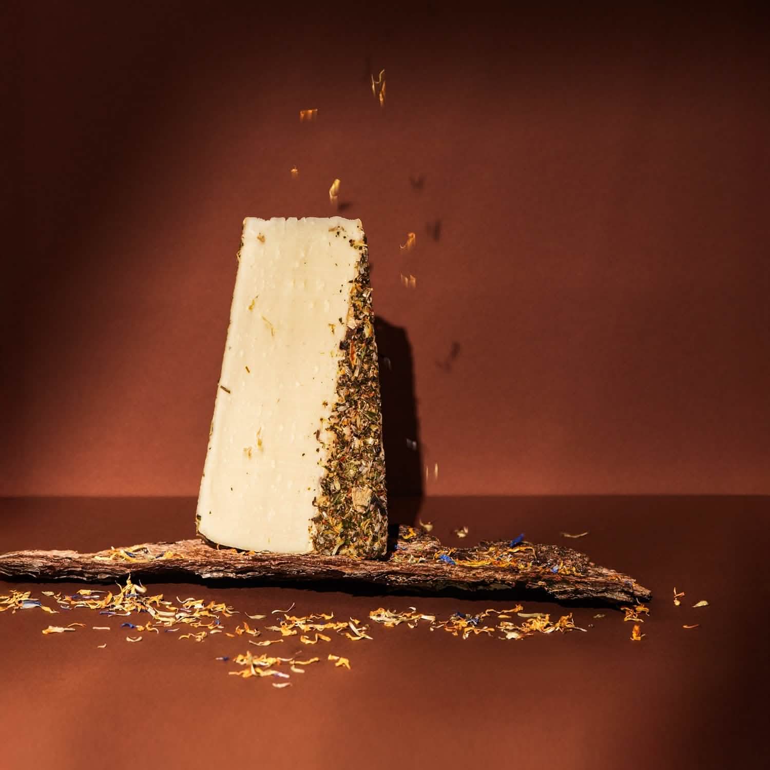 Heublumenkäse angeschnitten auf Holzbrett