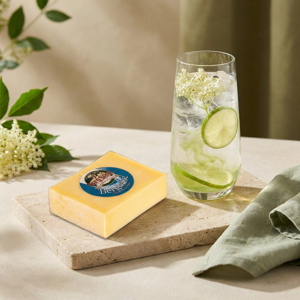 Zillertaler Bergkäse und ein Glas Holundersaft mit Limette