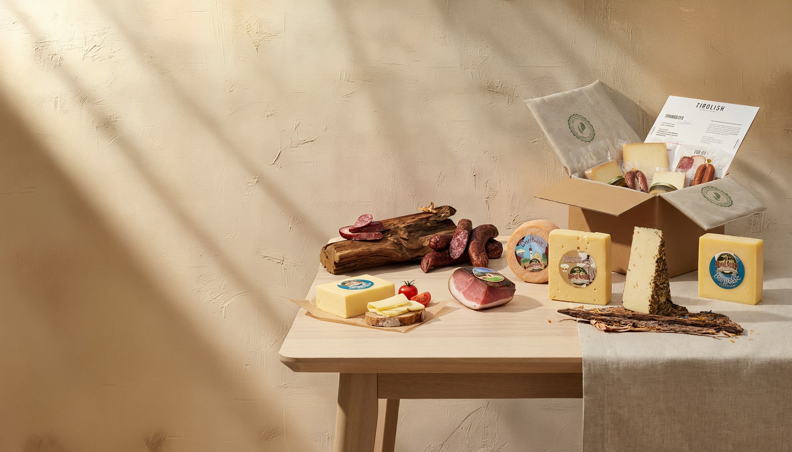Tiroler Käse- und Speckprodukte auf Holztisch arrangiert